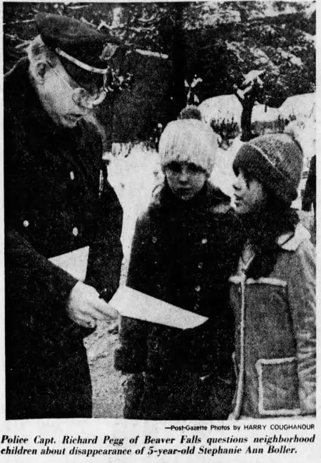 Stephanie Ann Boller: police handing flyer to school girls