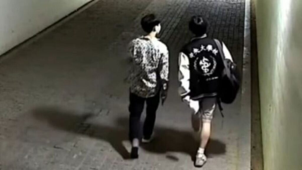 Son Jung-min: photo of Son and Mr. A walking through tunnel to Banpo Park